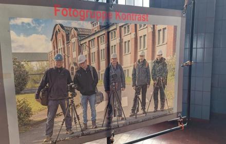 Fotogruppe stellt in Maschinenzentrale aus