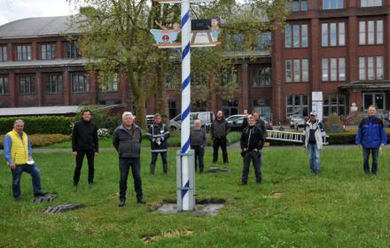 Maibaum steht vor der Lohnhalle