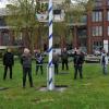 Maibaum steht vor der Lohnhalle